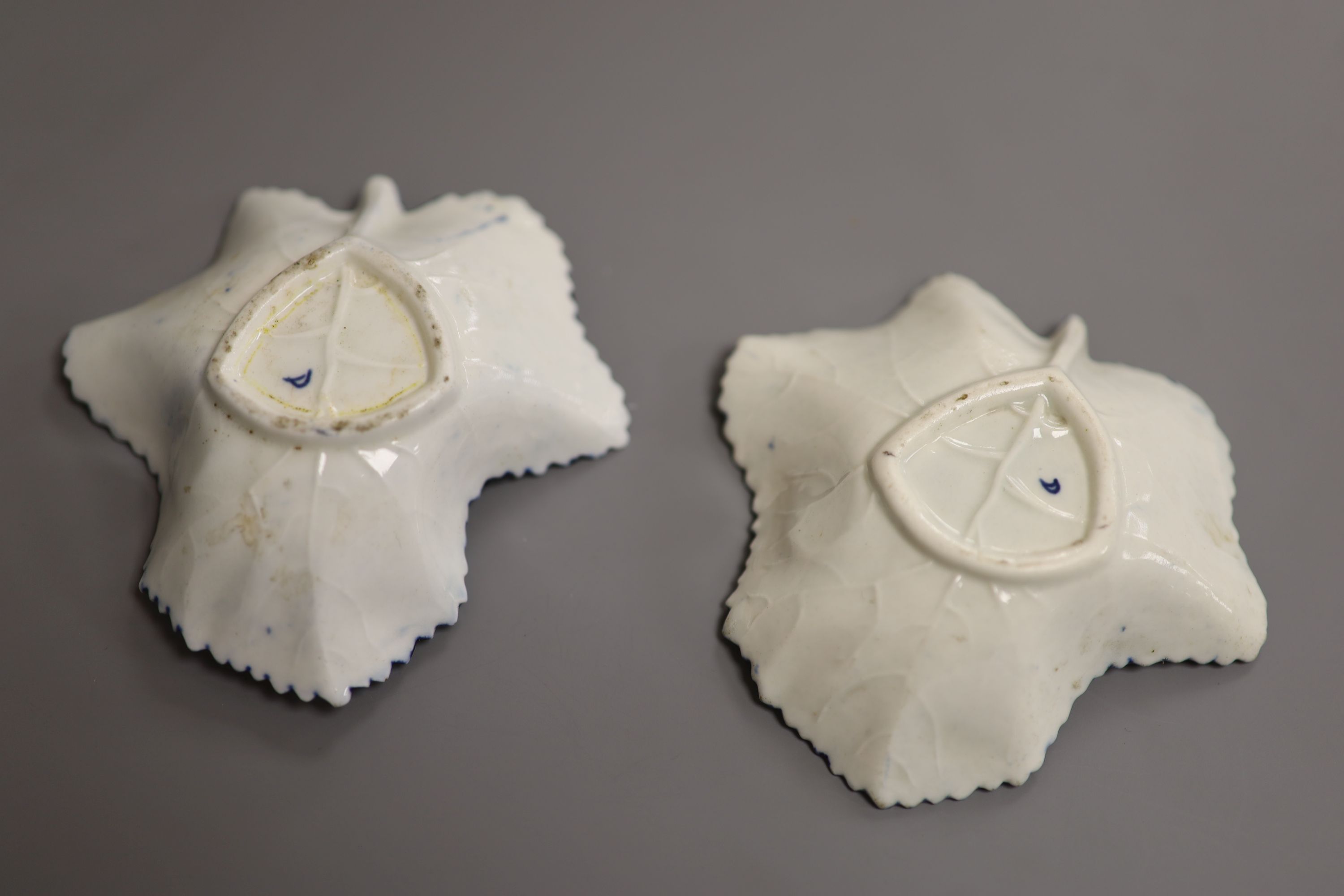 A pair of Worcester leaf shaped pickle dishes, painted with pickle leaf vine pattern, c.1770, length 9cm